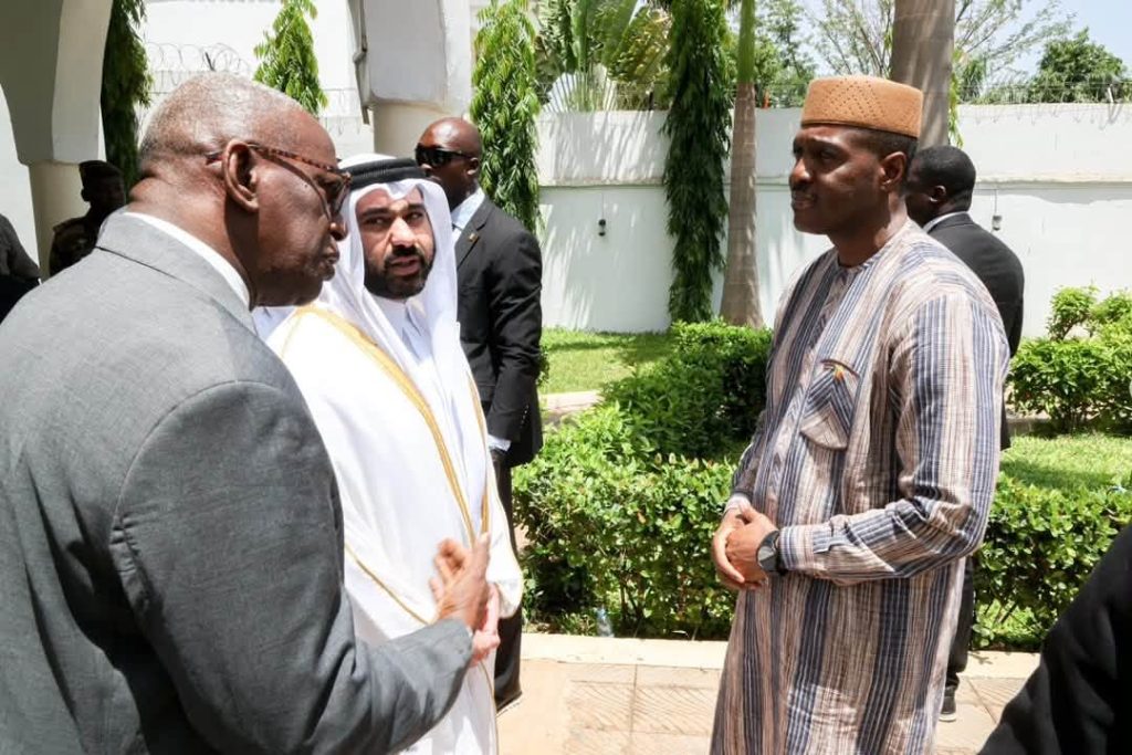 LE PREMIER MINISTRE SIGNE LE LIVRE DE CONDOLÉANCES À L’AMBASSADE DU QATAR