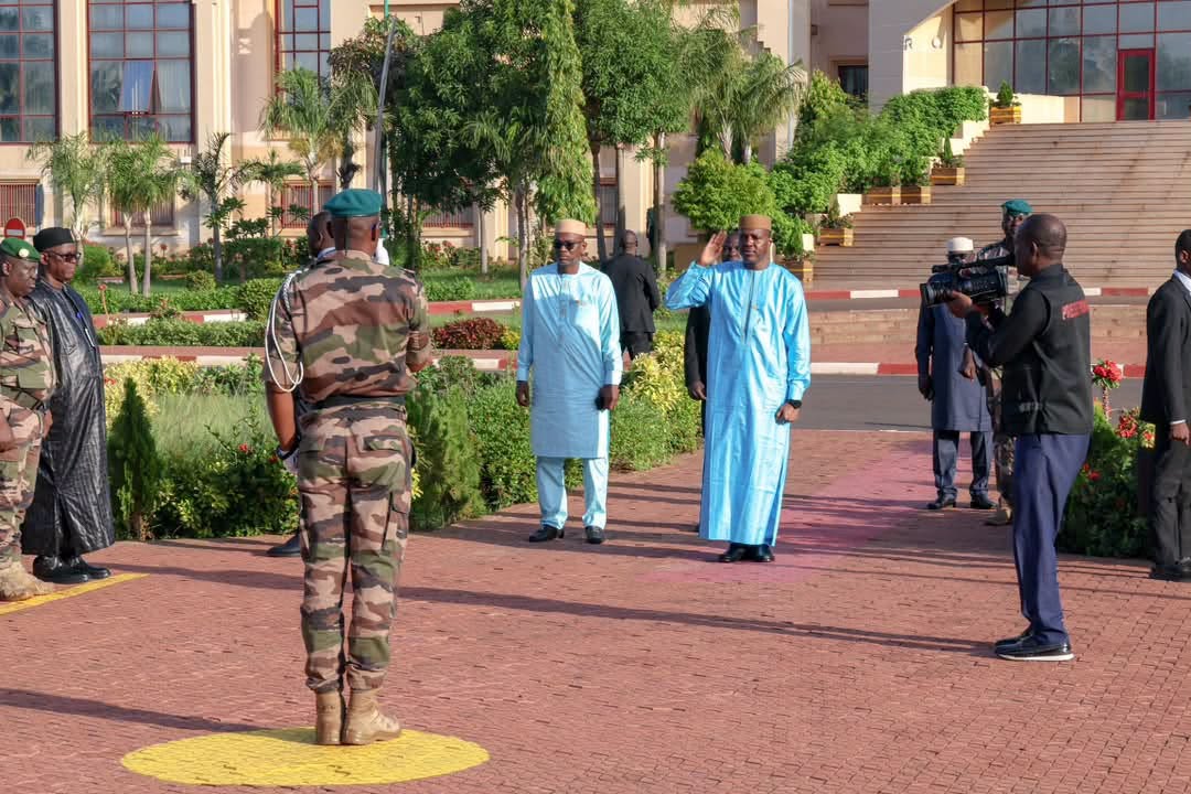 LE PREMIER MINISTRE PRÉSIDE LA CÉRÉMONIE DE MONTÉE DES COULEURS NATIONALES