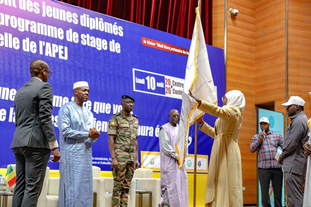 CÉRÉMONIE D’ENGAGEMENT DU 15E CONTINGENT DU PROGRAMME DE STAGE DE FORMATION PROFESSIONNELLE DE L’AGENCE POUR LA PROMOTION DE L’EMPLOI DES JEUNES (APEJ)