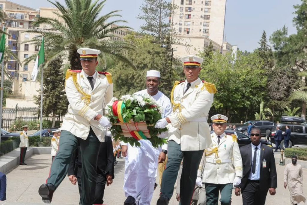 LE PREMIER MINISTRE MALIEN DÉPOSE UNE GERBE DE FLEURS AU MONUMENT DES MARTYRS D’ALGER