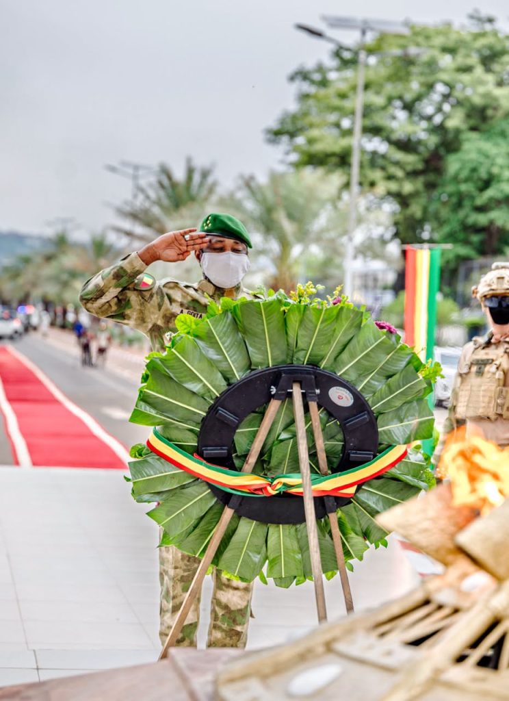 COMMÉMORATION DU 22 SEPTEMBRE : Le Président de la Transition dépose une gerbe de fleurs au Monument de l’indépendance